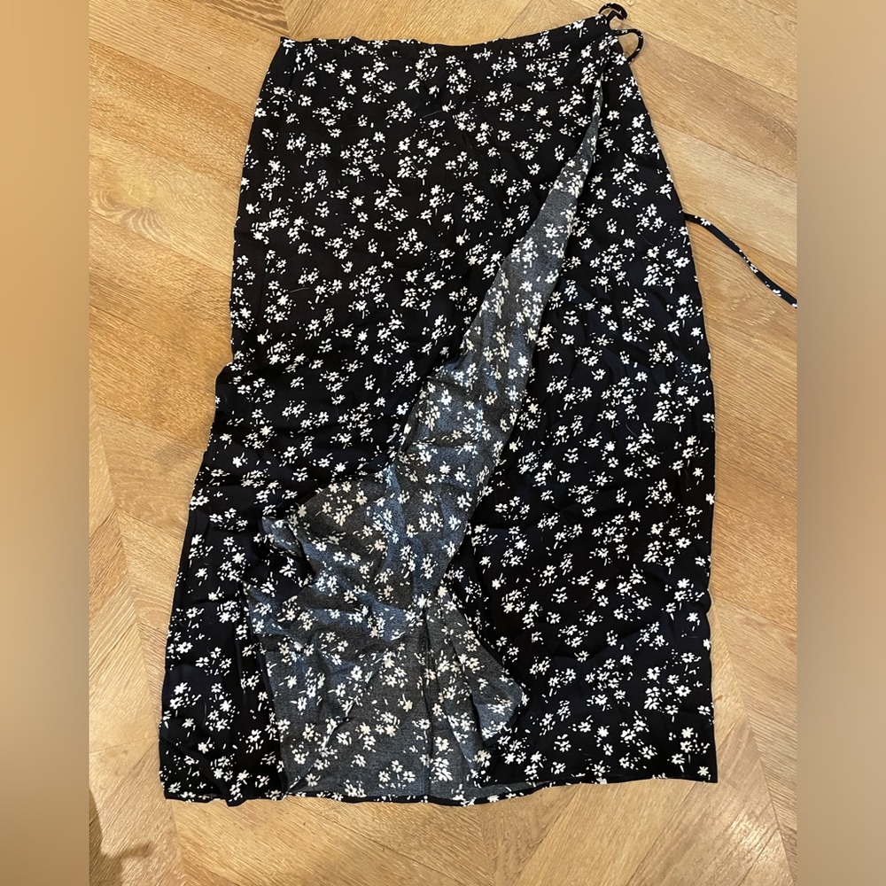 Reformation wrap skirt size 10 runs small